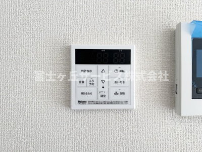 【発電・温水設備】 | 静岡市葵区桜町2丁目 新築一戸建て 2号棟 | リビングからも操作ができて便利です