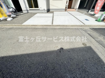 【駐車場】 | 静岡市葵区桜町2丁目 新築一戸建て 2号棟 | 車種により2台駐車可能です