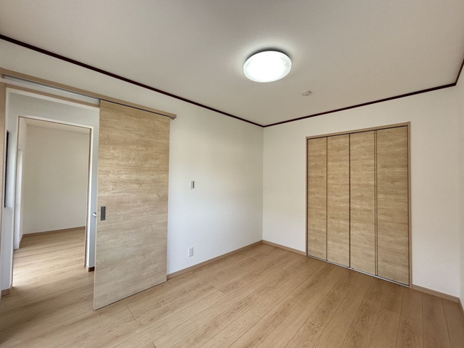 【洋室】 | 筑紫野市大字下見　戸建て | 隣の洋室とは階段を挟んで向かい同士になっており、プライバシーがしっかり確保されています