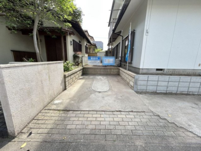 【駐車場】 | 筑紫野市大字下見　戸建て | 駐車場は拡張工事をして2台分のスペースを確保しました