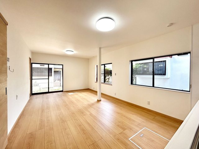 【居間・リビング】 | 筑紫野市大字下見　戸建て | LDKはリフォームでクロスとフローリングを張り替え明るい空間になりました