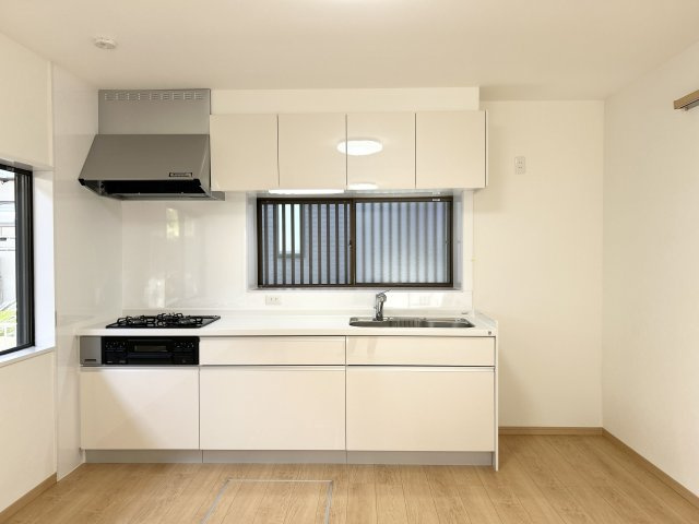 【キッチン】 | 筑紫野市大字下見　戸建て | シンプルで機能的なシステムキッチンです。水栓金具は伸び縮みするシャワー式に交換しました