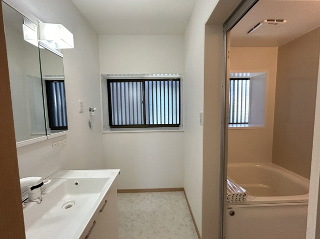 【脱衣所】 | 筑紫野市大字下見　戸建て | 三面鏡裏収納付きの洗面台で、散らかりがちな洗面回りもすっきりと片付きます