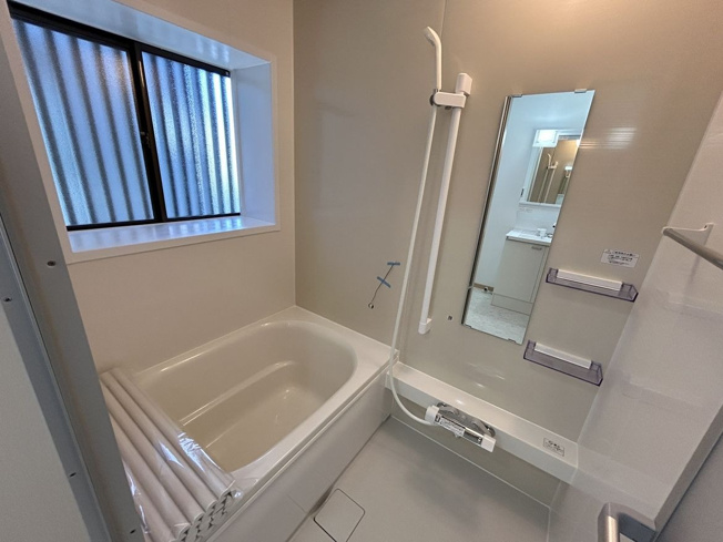 【浴室】 | 筑紫野市大字下見　戸建て | 戸建てならではの大きな窓がついているので換気がしやすく、カビの発生を抑えられます