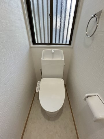 【トイレ】 | 筑紫野市大字下見　戸建て | いつも綺麗に清潔に！ウォッシュレット付きトイレです。窓も付いてるので空気の入れ替えも楽にできます