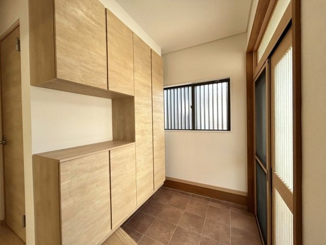 【玄関】 | 筑紫野市大字下見　戸建て | 収納力に優れた玄関でいつでも片付いた状態でお客様を迎えられます