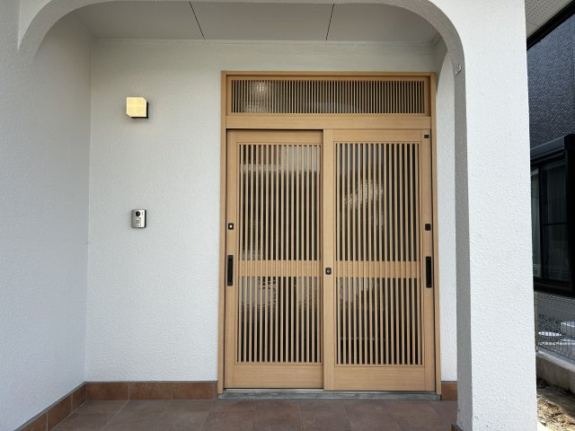 【玄関】 | 筑紫野市大字下見　戸建て | 和の雰囲気漂う素敵な玄関ドアはクリーニングをして新品のような見た目に。鍵は交換済みです