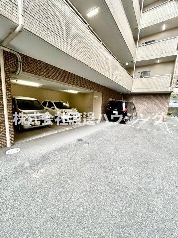 GROOVE江坂の駐車場