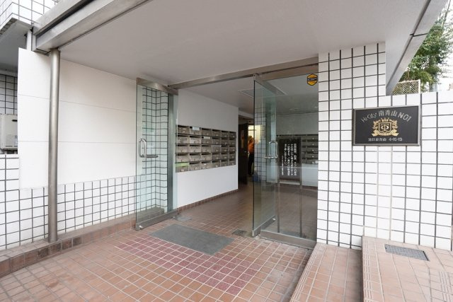 ハイシティ南青山のエントランス