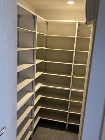 広尾アパートメントの玄関|シューズインクローゼット