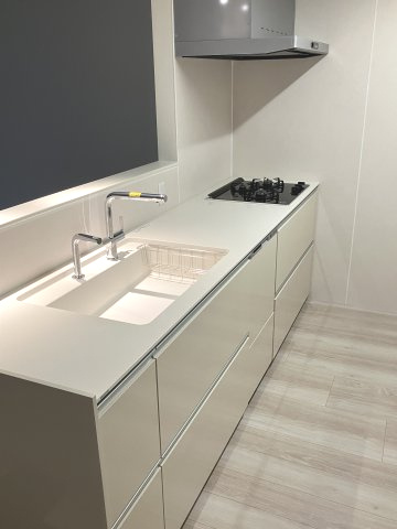 広尾アパートメントのキッチン|調理スペース、収納が充実したシステムキッチン