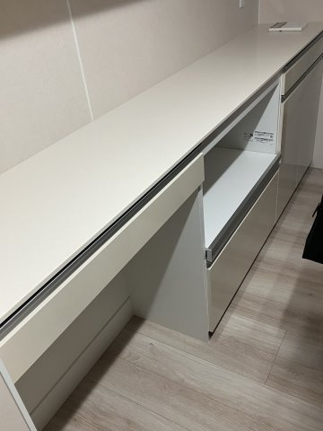 広尾アパートメントのキッチン|キッチン背面の収納設備