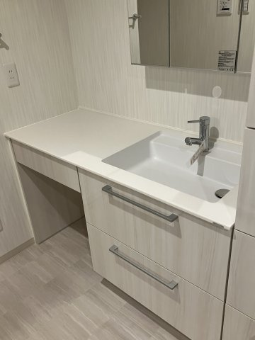 広尾アパートメントの洗面所|メイクもはかどる機能的な化粧台