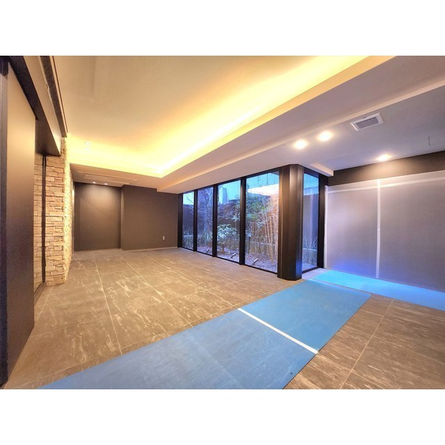 コスモグラシア内神田の居間・リビング