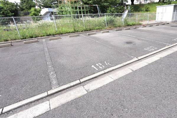 ビレッジハウス泉北栂タワー1号棟の駐車場