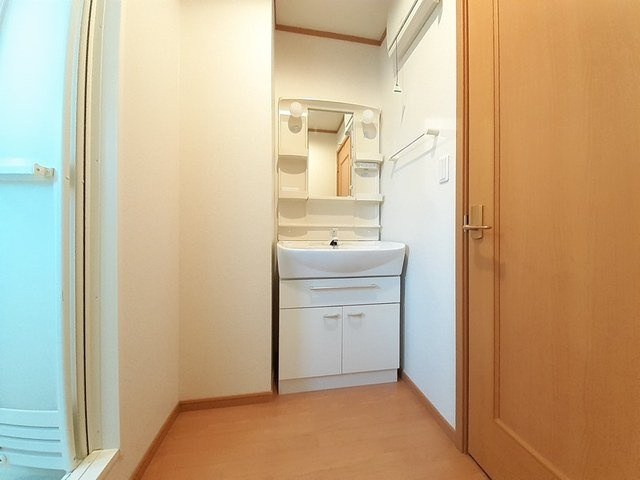 トパーズＡの洗面所|ゆったりとスペースのある洗面所