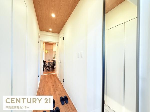 【玄関】 | エバーグリーン住吉 | 玄関からリビングに向けてのアングル