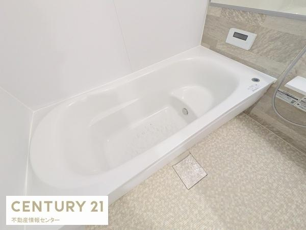 【浴室】 | 港区市岡元町2丁目　中古戸建 | 浴室暖房乾燥機付きのバスルーム！
雨の日の洗濯物も楽々です！
浴室には窓もあります！