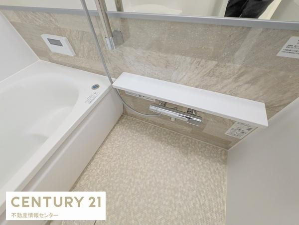 【浴室】 | 港区市岡元町2丁目　中古戸建 | 浴室暖房乾燥機付きのバスルーム！
雨の日の洗濯物も楽々です！
浴室には窓もあります！