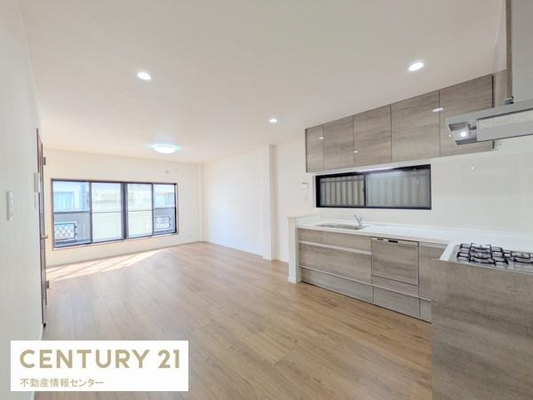 【居間・リビング】 | 港区市岡元町2丁目　中古戸建 | 約17.5帖で南東向きで陽当りの良いリビングダイニングキッチン！