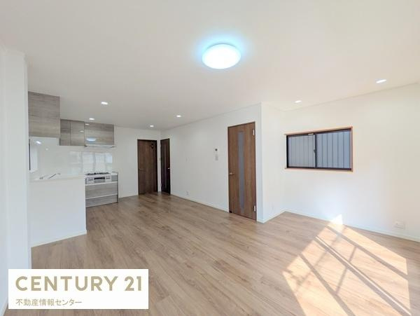 【居間・リビング】 | 港区市岡元町2丁目　中古戸建 | 約17.5帖で南東向きで陽当りの良いリビングダイニングキッチン！