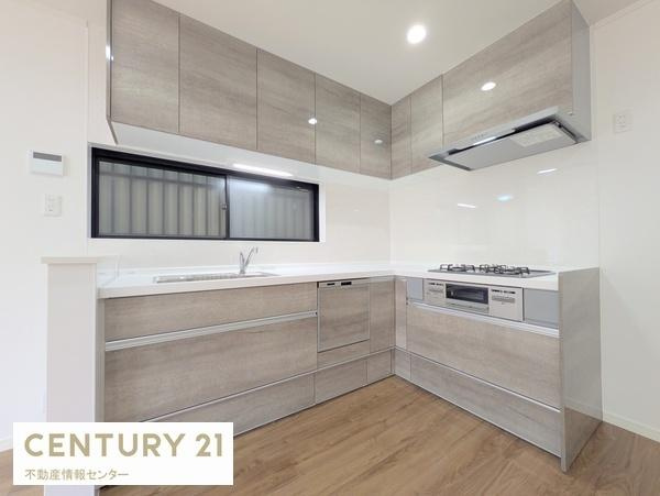 【キッチン】 | 港区市岡元町2丁目　中古戸建 | 食器洗浄乾燥機付きのシステムキッチンに新調されております！使い勝手のいい機能があるキッチンはうれしいポイントです！