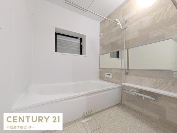 【浴室】 | 港区市岡元町2丁目　中古戸建 | 浴室暖房乾燥機付きのバスルーム新調済みです！
雨の日の洗濯物も楽々です！
浴室には窓もあります！