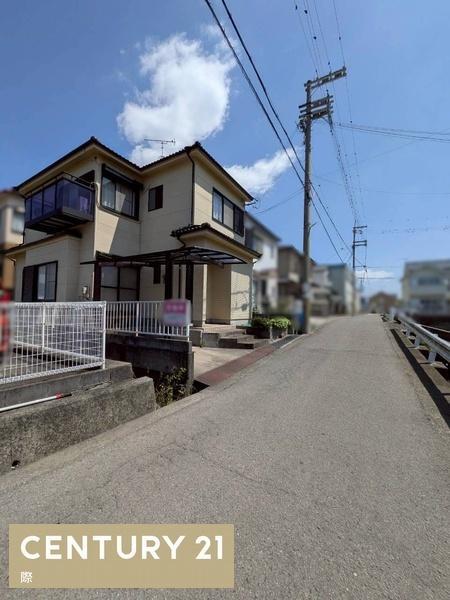 海南市岡田　中古戸建の前面道路含む現地写真