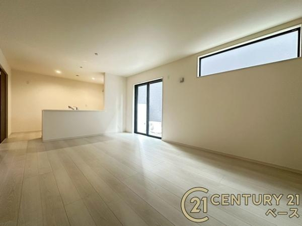 リーブルガーデン平野 １号棟 ／新築一戸建の居間・リビング|■現地撮影写真■家計と環境に優しい、断熱性・保温性に優れたペアガラスを使用しています！