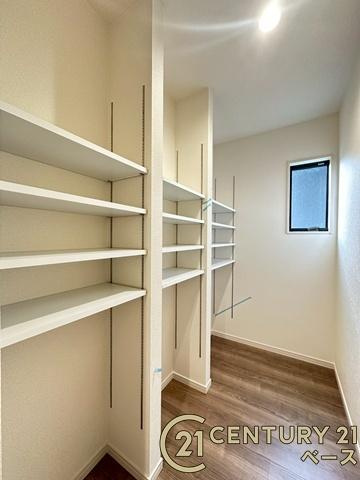 リーブルガーデン平野 ２号棟 ／新築一戸建の内装|■現地撮影写真■キッチン周辺にはゆとりのあるパントリーが完備されています！