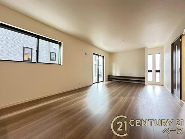 リーブルガーデン平野 ２号棟 ／新築一戸建の居間・リビング|■現地撮影写真■家計と環境に優しい、断熱性・保温性に優れたペアガラスを使用しています！