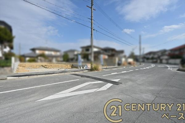 リーブルガーデン高塚台 １号棟 ／新築一戸建の前面道路含む現地写真|■現地撮影写真■敷地と道路の高低差が少なく駐車もスムーズです！