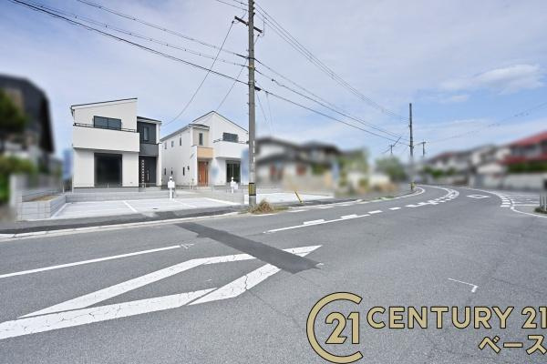 リーブルガーデン高塚台 １号棟 ／新築一戸建の前面道路含む現地写真|■現地撮影写真■敷地と道路の高低差が少なく駐車もスムーズです！