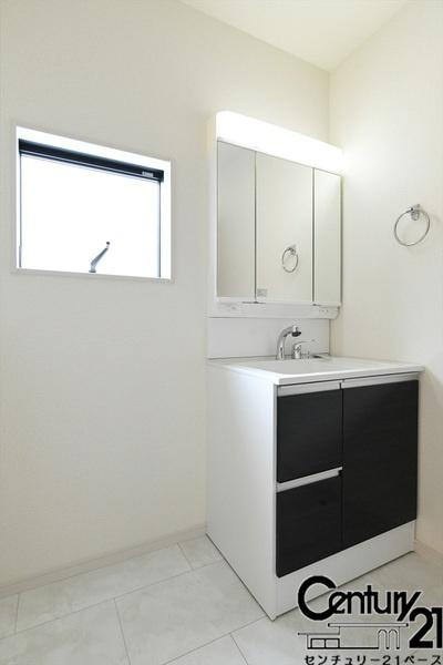 リーブルガーデン高塚台 １号棟 ／新築一戸建の内観：施工例|■三面鏡タイプのミラーキャビネット！収納スペースも豊富です！■