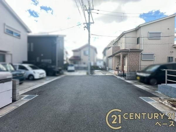 生駒郡斑鳩町龍田南３丁目　一戸建の前面道路含む現地写真