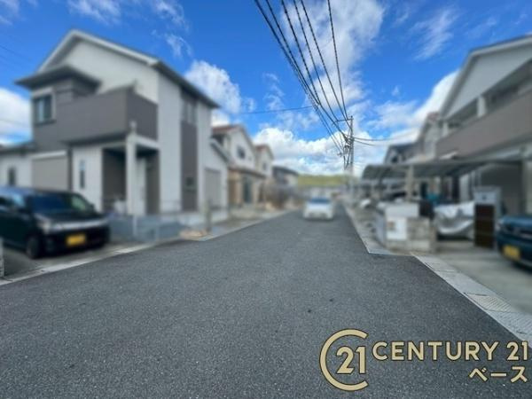 生駒郡斑鳩町龍田南３丁目　一戸建の前面道路含む現地写真