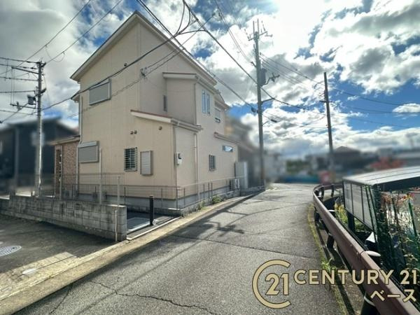 生駒郡斑鳩町龍田南３丁目　一戸建の前面道路含む現地写真
