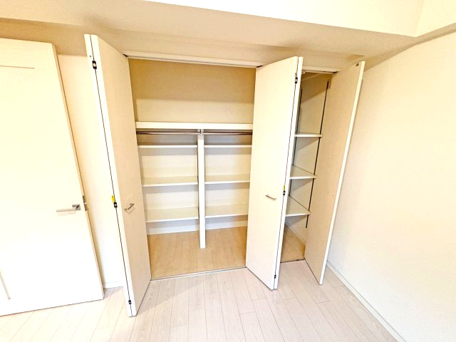 アルファステイツ西神中央Ⅱの収納|洋室 約6.6帖 クローゼット※クロス張替リフォーム中（撮影時リフォーム未実施）