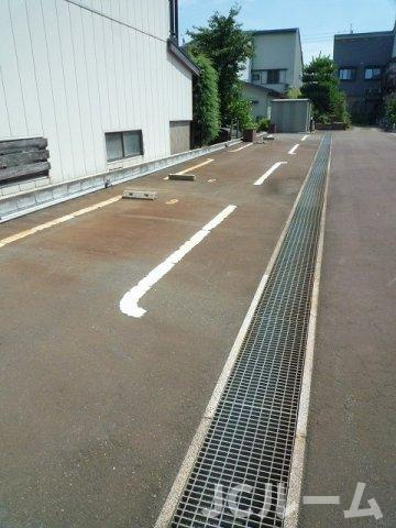 イーストガーデンの駐車場