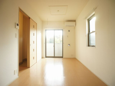 【居間・リビング】 | ベルソレイユＢ | 快適に過ごせるエアコンが付いています♪