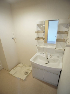 【独立洗面台】 | ベルソレイユＢ | 洗髪洗面化粧台と洗濯機置き場があります♪