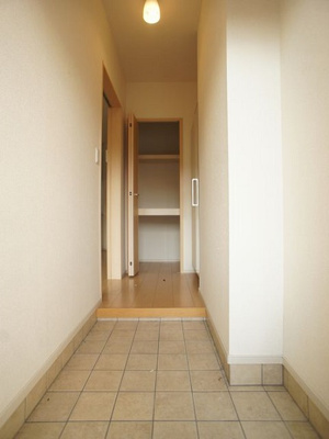 【玄関】 | ベルソレイユＢ | 1階玄関！たくさん収納できるシューズボックスが付いています♪