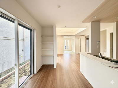 【居間・リビング】 | 【Blooming Garden】東久留米市花小金井弥生 | リビング隣には和室付きでくつろぎのスペースや客間としても利用可能な和室。間仕切りを開ければリビングと繋がり開放感が出ます