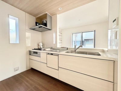 【キッチン】 | 【Blooming Garden】東久留米市花小金井弥生 | 食器洗乾燥機を備えたシステムキッチン。食後の片付けもスムーズに行えます。収納部分は、スライド式ですので、奥にしまった大型の鍋類などが取り出しやすい仕様です。