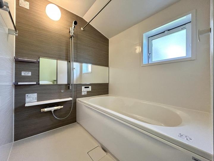 【Blooming Garden】東久留米市花小金井弥生の浴室| 雨の日や夜間の洗濯乾燥に便利な浴室換気乾燥機付き。ワイドミラーやシャワー用スライドバーなども標準搭載した、機能性とデザイン性に配慮したバスルームです。