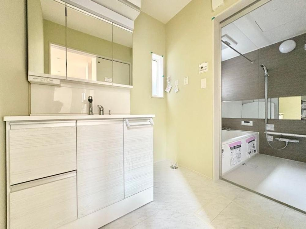 【Blooming Garden】東久留米市花小金井弥生の洗面所|明るく清潔感溢れるサニタリースペース。毎日使う場所だからこそ、快適な空間となっております。