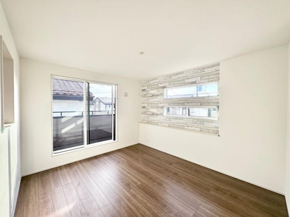 【Blooming Garden】東久留米市花小金井弥生の洋室|2面採光を確保した明るい室内は、風通しも良く、大変居心地の良い空間となっております。爽やかな風を感じて起きる朝は、快適生活の始まりに！