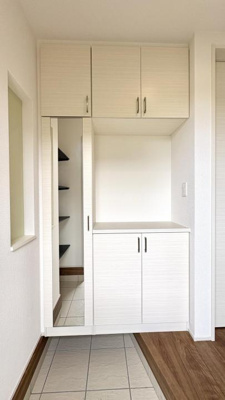 【玄関】 | 【Blooming Garden】東久留米市花小金井弥生 | 姿見付きの玄関収納は、ご家族皆様の履き物をたっぷり収納可能。フロートタイプのため、土間部分のお手入れもしやすいです。