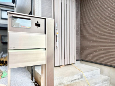 【玄関】 | 【Blooming Garden】東久留米市花小金井弥生 | 明るくコントラストのある、開放感と清潔感を兼ね備えた玄関。