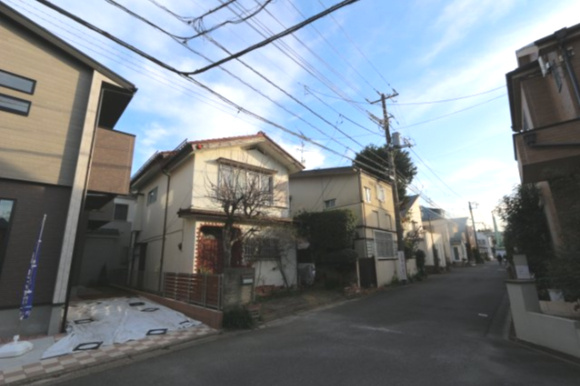 【Blooming Garden】東久留米市花小金井弥生の外観|リビング上部は、明るく開放感のある吹抜け仕様。